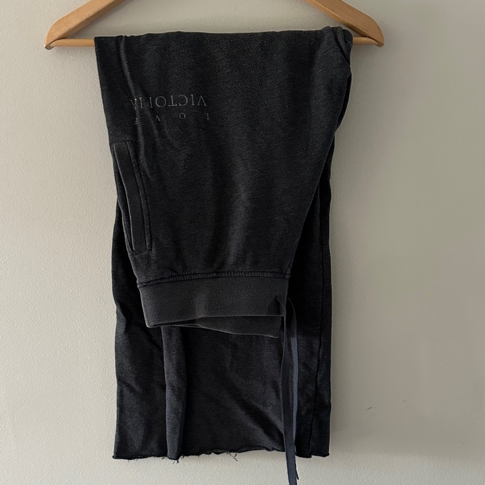 Women’s gray VS sweatpants